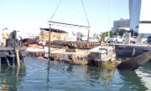 ക്രീക്കിൽ ​േഫ്ലാട്ടിങ്​ റസ്​റ്റാറൻറ്​ വെള്ളത്തിൽ മുങ്ങി