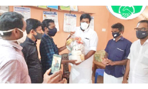 ഭ​ക്ഷ​ണ​ക്കി​റ്റു​ക​ൾ ന​ൽ​കി ഒ.​െ​എ.​സി.​സി വി.​കെ റോ​ഡ്​