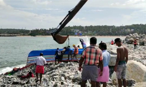 വള്ളം പാറക്കൂട്ടത്തിൽ ഇടിച്ചു​ തകർന്നു