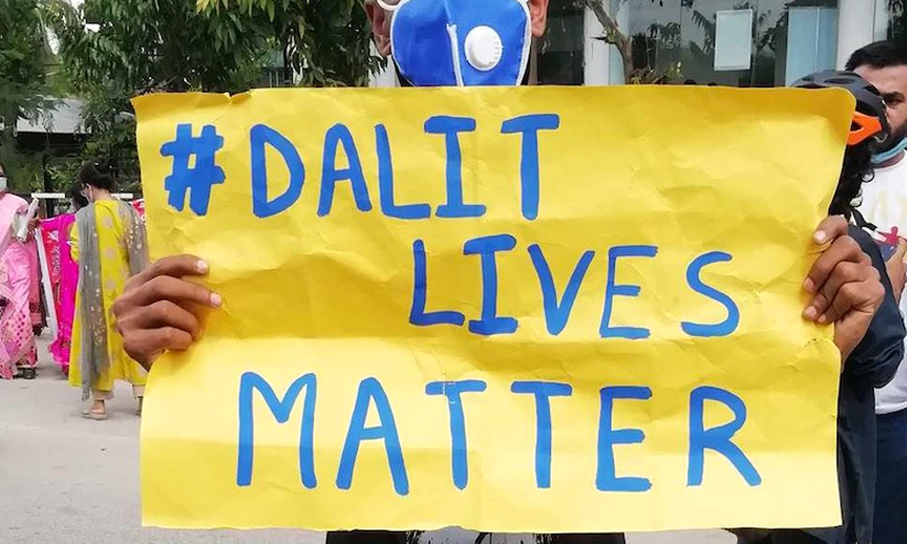 ദലിത് ഗ്രാമമുഖ്യയെ കസേരയില്നിന്ന് വലിച്ച് തറിയില് ഇരുത്തി; ഒരാള് അറസ്റ്റില് ദലിത് ഗ്രാമമുഖ്യയെ കസേരയില്നിന്ന് വലിച്ച് തറിയില് ഇരുത്തി; ഒരാള് അറസ്റ്റില്