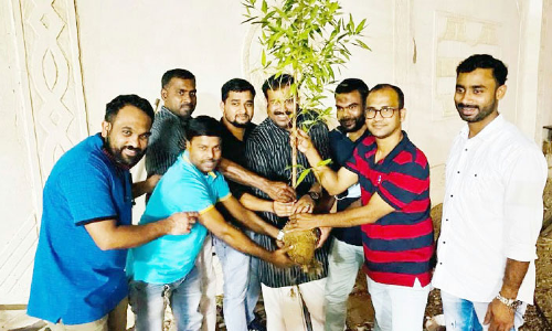 വൃ​ക്ഷ​ത്തൈ ന​ട്ടു