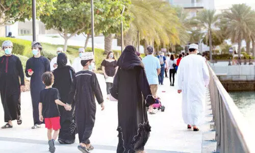ജ​ന​ജീ​വി​തം സാ​ധാ​ര​ണ​നി​ല​യി​ലേ​ക്ക്​ ബീ​ച്ചി​ലും പാ​ർ​ക്കു​ക​ളി​ലും മാ​ളു​ക​ളി​ലും ആ​ളു​ക​ളെ​ത്തി​ത്തു​ട​ങ്ങി