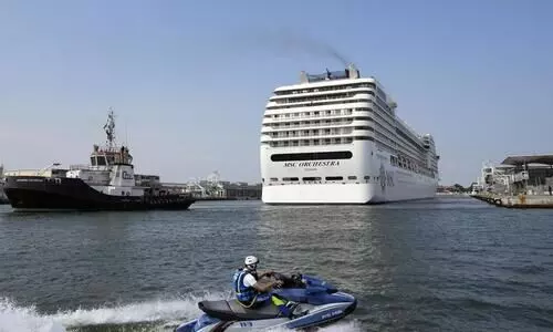 18 മാസത്തിനു ശേഷം വെനീസിൽ ആദ്യ ആഡംബര കപ്പലെത്തി; വരവേറ്റും പ്രതിഷേധിച്ചും നാട്ടുകാർ