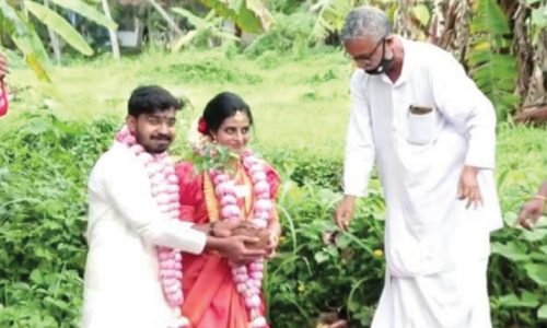 മരം നട്ട് നവദമ്പതികൾ മാതൃകയായി