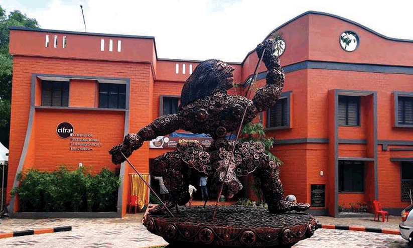 പി​​ന്നോ​​ട്ട്​ ന​​ട​​ക്കു​​ന്ന   ച​​ല​​ച്ചി​​ത്ര അ​​ക്കാ​​ദ​​മി