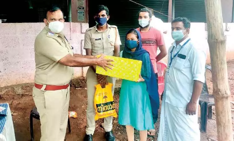 10th class girl with tea and snacks for police officers
