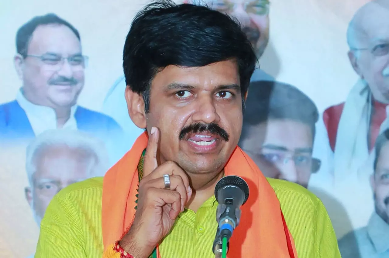 ഓൺലൈൻ ക്ലാസിന് ബദൽ നിർദേശവുമായി സന്ദീപ് വാര്യർ ഓൺലൈൻ ക്ലാസിന് ബദൽ നിർദേശവുമായി സന്ദീപ് വാര്യർ