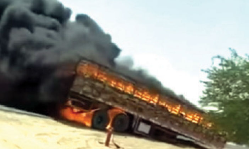 സ​ൽ​മി​യി​ൽ ട്ര​ക്കി​ന്​ തീ​പി​ടി​ച്ചു