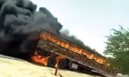 സ​ൽ​മി​യി​ൽ ട്ര​ക്കി​ന്​ തീ​പി​ടി​ച്ചു