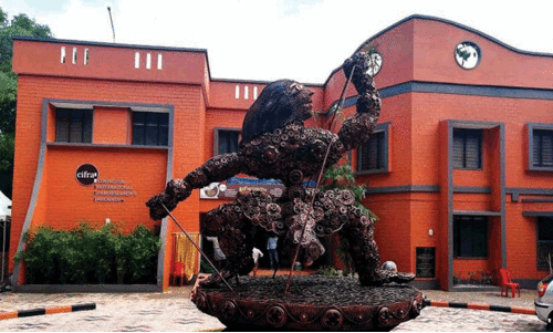 പി​​ന്നോ​​ട്ട്​ ന​​ട​​ക്കു​​ന്ന   ച​​ല​​ച്ചി​​ത്ര അ​​ക്കാ​​ദ​​മി