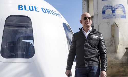 സഹോദരനൊപ്പം ബഹിരാകാശത്തേക്ക്​ പറക്കാനൊരുങ്ങി ആമസോൺ സി.ഇ.ഒ; യാത്ര സ്വന്തം സ്​പേസ്​ കമ്പനി നിർമിച്ച പേടകത്തിൽ