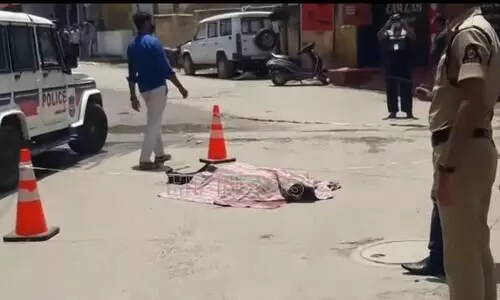 സ്​കൂട്ടർ ഓടിച്ച യുവാവിനെ പിന്നിലിരുന്നയാൾ കഴുത്തറുത്ത്​ ​കൊന്നു; കൊല്ലപ്പെട്ടയാൾ പോക്​​സോ കേസ്​ പ്രതി