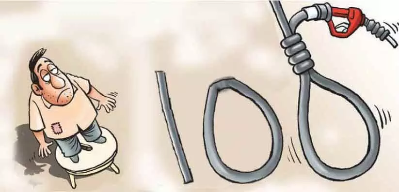 ക​ഴു​ത്തി​ൽ കു​രു​ക്കി​ട്ട് പെ​ട്രോ​ൾ വി​ല: പാലക്കാട്​ ജി​ല്ല​യി​ലും വി​ല 100 കടന്നു