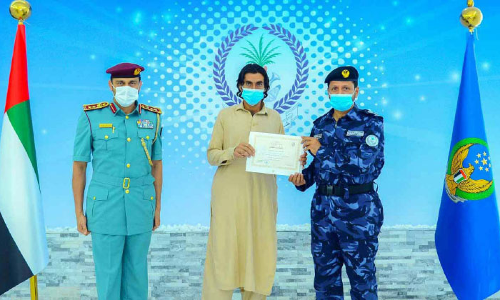 കുറ്റവാളിയെ പിടികൂടാൻ സഹായിച്ച ഏഷ്യക്കാരനെ ആദരിച്ചു