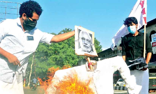 ഇ​ന്ധ​ന​വി​ല വ​ർ​ധ​ന: മോ​ദി​യു​ടെ കോ​ലം ക​ത്തി​ച്ച്​ ഡി.​വൈ.​എ​ഫ്.​െ​എ