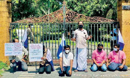 മ​ല​യാ​ള സ​ർ​വ​ക​ലാ​ശാ​ല സം​വ​ര​ണ അ​ട്ടി​മ​റി  മാർച്ചും ഉ​പ​രോ​ധവുമായി വിദ്യാർഥി സംഘടനകൾ