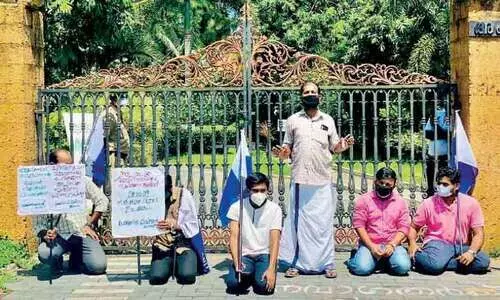 മ​ല​യാ​ള സ​ർ​വ​ക​ലാ​ശാ​ല സം​വ​ര​ണ അ​ട്ടി​മ​റി  മാർച്ചും ഉ​പ​രോ​ധവുമായി വിദ്യാർഥി സംഘടനകൾ