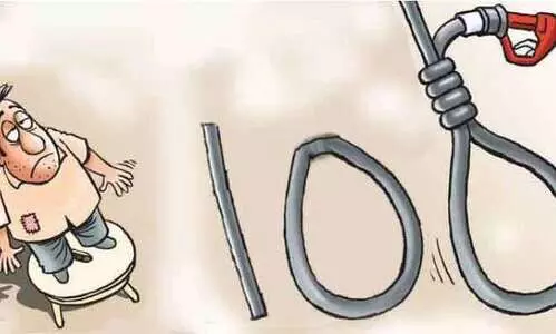 ക​ഴു​ത്തി​ൽ കു​രു​ക്കി​ട്ട് പെ​ട്രോ​ൾ വി​ല: പാലക്കാട്​ ജി​ല്ല​യി​ലും വി​ല 100 കടന്നു