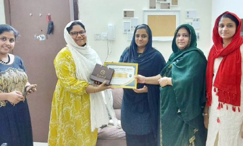 മെഹന്തി മത്സര വിജയികൾക്ക്​ സമ്മാനം നൽകി