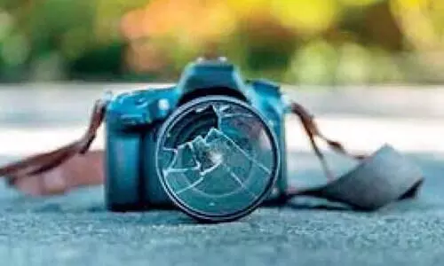 ഫോ​ക്ക​സി​ല്ലാ​തെ ലൈ​റ്റ​ണ​ഞ്ഞ്​ ഫോ​ട്ടോ​ഗ്ര​ഫി മേ​ഖ​ല