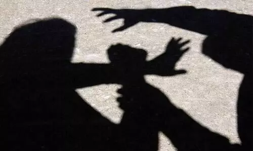 Elderly spiritual guru in Thane beats up wife, video shot by grandson goes viral Elderly spiritual guru in Thane beats up wife, video shot by grandson goes viral