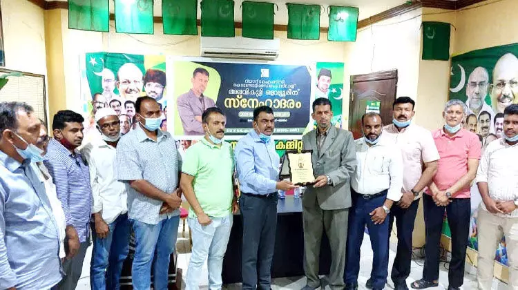 കൊ​ണ്ടോ​ട്ടി കെ.​എം.​സി.​സി അ​ല​വി​ക്കു​ട്ടി ഒ​ള​വ​ട്ടൂ​രി​നെ ആ​ദ​രി​ച്ചു