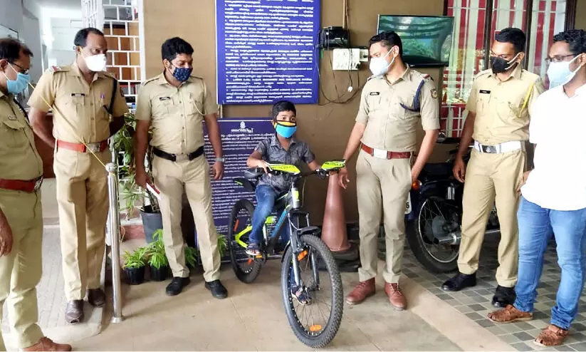 police gives bicycle to child