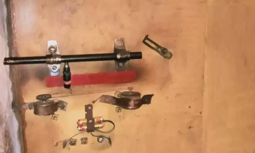 10 വർഷം പ്രണയിനിയെ മുറിയിൽ പൂട്ടിയിട്ടു; പാലക്കാ​ട്ടെ വിചിത്ര ജീവിതം​ വിശ്വസിക്കാനാവാതെ നാട്ടുകാർ