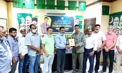 കൊ​ണ്ടോ​ട്ടി കെ.​എം.​സി.​സി അ​ല​വി​ക്കു​ട്ടി ഒ​ള​വ​ട്ടൂ​രി​നെ ആ​ദ​രി​ച്ചു