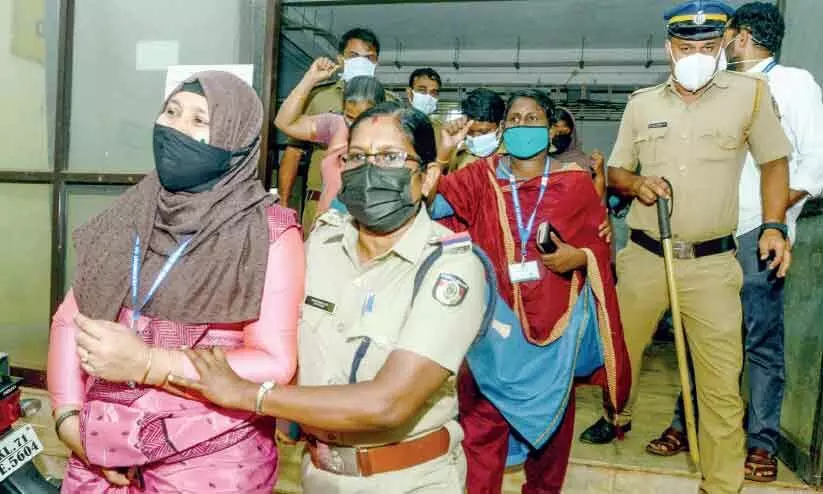 വണ്ടൂർ താലൂക്ക് ആശുപത്രിയിൽ ഗൈനക്കോളജി ഡോക്ടർമാരില്ല ബ്ലോക്ക് പഞ്ചായത്ത് അംഗങ്ങൾ ഡി.എം.ഒയെ ഉപരോധിച്ചു വണ്ടൂർ താലൂക്ക് ആശുപത്രിയിൽ ഗൈനക്കോളജി ഡോക്ടർമാരില്ല ബ്ലോക്ക് പഞ്ചായത്ത് അംഗങ്ങൾ ഡി.എം.ഒയെ ഉപരോധിച്ചു