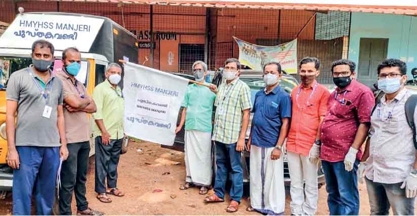 പാഠപുസ്തകങ്ങൾ വീട്ടുപടിക്കൽ എത്തിച്ച് പുസ്തകവണ്ടി പാഠപുസ്തകങ്ങൾ വീട്ടുപടിക്കൽ എത്തിച്ച് പുസ്തകവണ്ടി