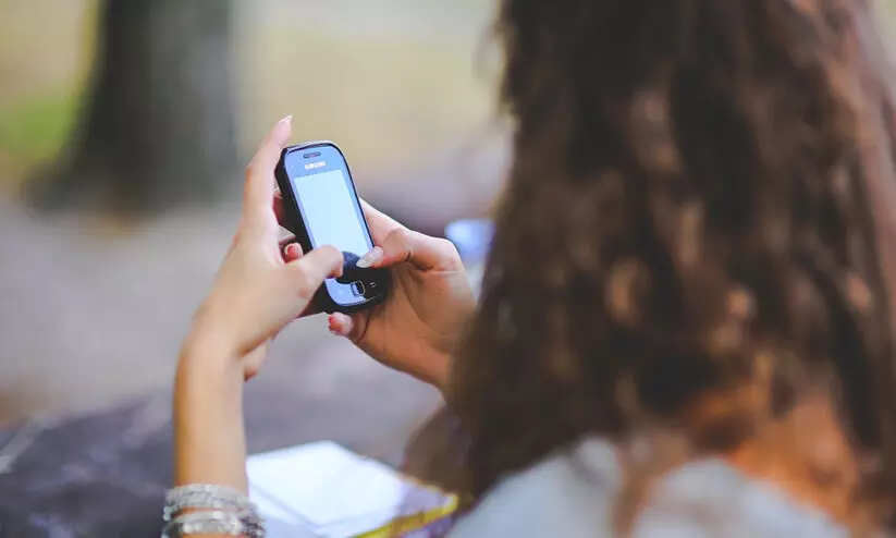 പെണ്കുട്ടികള്ക്ക് മൊബൈല് ഫോണ് നല്കരുത് -യു.പി വനിതാ കമീഷന് അംഗം പെണ്കുട്ടികള്ക്ക് മൊബൈല് ഫോണ് നല്കരുത് -യു.പി വനിതാ കമീഷന് അംഗം