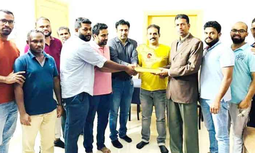 പു​ളി​ക്ക​ൽ റി​യാ​ദ് കൂ​ട്ടാ​യ്മ അ​ല​വി​ക്കു​ട്ടി ഒ​ള​വ​ട്ടൂ​രി​നെ ആ​ദ​രി​ച്ചു