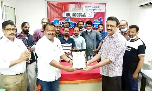 രാ​ജേ​ഷി​ന് കേ​ളി യാ​ത്ര​യ​യ​പ്പ് ന​ൽ​കി