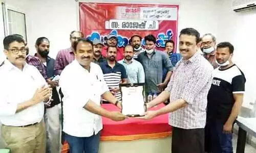 രാ​ജേ​ഷി​ന് കേ​ളി യാ​ത്ര​യ​യ​പ്പ് ന​ൽ​കി