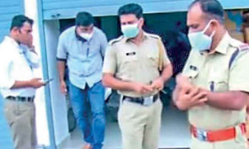 എ​ൺ​പ​തി​ലേ​റെ തൊ​ഴി​ലാ​ളി​ക​ളെ വെ​ച്ച് പ്ര​വ​ർ​ത്തി​ച്ച  ഒാ​ൺ​ലൈ​ൻ ക​ച്ച​വ​ട കേ​ന്ദ്രം അ​ട​പ്പി​ച്ചു