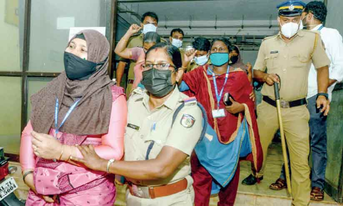 വണ്ടൂർ താലൂക്ക്​ ആശുപത്രിയിൽ ഗൈനക്കോളജി ഡോക്​ടർമാരില്ല   ബ്ലോക്ക്​ പഞ്ചായത്ത്​ അംഗങ്ങൾ ഡി.എം.ഒയെ ഉപരോധിച്ചു