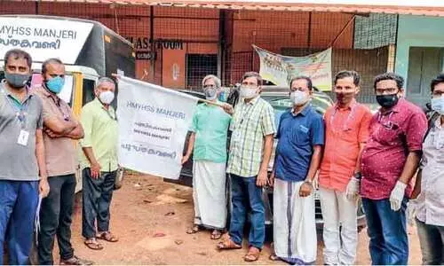 പാ​ഠ​പു​സ്ത​ക​ങ്ങ​ൾ വീ​ട്ടു​പ​ടി​ക്ക​ൽ എ​ത്തി​ച്ച് പു​സ്ത​ക​വ​ണ്ടി