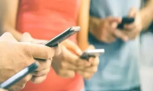 പെൺകുട്ടികൾക്ക്​ മൊബൈൽ ഫോൺ നൽകരുത്​; അത്​ ബലാത്സംഗങ്ങൾക്ക്​ കാരണമാവുമെന്ന്​ യു.പി വനിത കമീഷൻ അംഗം