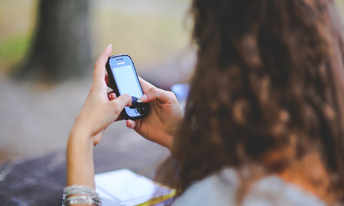 പെണ്‍കുട്ടികള്‍ക്ക് മൊബൈല്‍ ഫോണ്‍ നല്‍കരുത് -യു.പി വനിതാ കമീഷന്‍ അംഗം