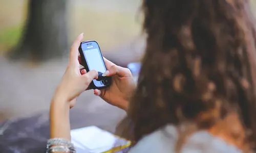 പെണ്കുട്ടികള്ക്ക് മൊബൈല് ഫോണ് നല്കരുത് -യു.പി വനിതാ കമീഷന് അംഗം പെണ്കുട്ടികള്ക്ക് മൊബൈല് ഫോണ് നല്കരുത് -യു.പി വനിതാ കമീഷന് അംഗം