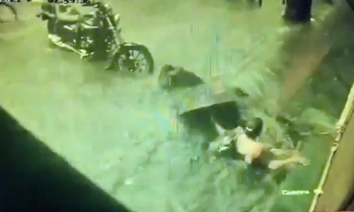 മുംബൈയിൽ മിനിറ്റുകളുടെ വ്യത്യാസത്തിൽ മാൻഹോളിൽ വീണത്​ രണ്ട്​ സ്​ത്രീകൾ; വിഡിയോ വൈറലായതോടെ നടപടി സ്വീകരിച്ച്​ അധികൃതർ