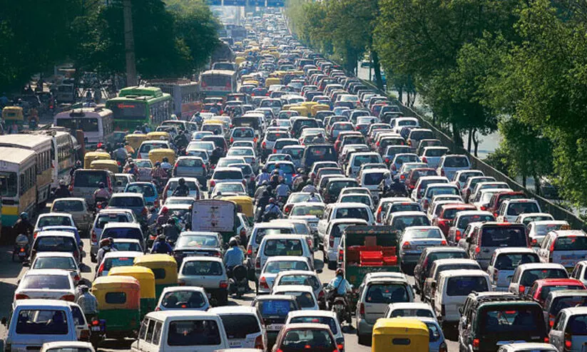 വാഹനങ്ങളുടെ വേഗ പരിധി പുനർനിർണയിച്ച് സംസ്ഥാനം; നിയമം ലംഘിച്ചാൽ വൻ പിഴ വാഹനങ്ങളുടെ വേഗ പരിധി പുനർനിർണയിച്ച് സംസ്ഥാനം; നിയമം ലംഘിച്ചാൽ വൻ പിഴ