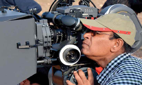 ബു​ദ്ധ​​ദേ​വ്​ തു​റ​ന്നി​ട്ട​ത്​​   പു​റം​കാ​ഴ്​​ച​ക​ൾ​ക്ക​പ്പു​റ​ത്തെ   മ​നു​ഷ്യ​രു​ടെ പ​ക​ച്ച മു​ഖം