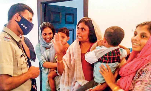 മുറിക്കുള്ളിൽ കുടുങ്ങിയ ഇരട്ടക്കുട്ടികളെ  അഗ്നിരക്ഷാ സേന രക്ഷിച്ചു