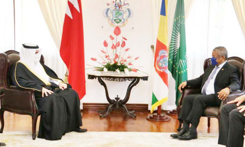 സീ​ഷെ​ൽ​സ്​ പ്ര​സി​ഡ​ൻ​റ്​​ അം​ബാ​സ​ഡ​റി​ൽ​ നി​ന്നും   നി​യ​മ​ന രേ​ഖ​ക​ൾ സ്വീ​ക​രി​ച്ചു