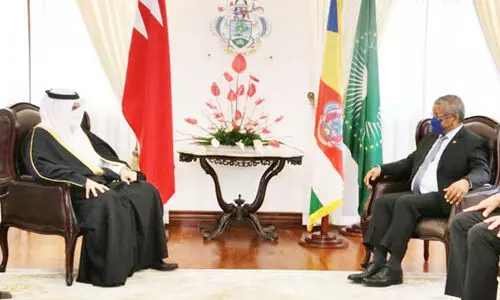 സീ​ഷെ​ൽ​സ്​ പ്ര​സി​ഡ​ൻ​റ്​​ അം​ബാ​സ​ഡ​റി​ൽ​ നി​ന്നും   നി​യ​മ​ന രേ​ഖ​ക​ൾ സ്വീ​ക​രി​ച്ചു