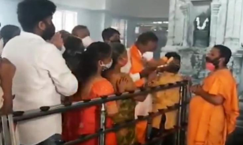 കോവിഡ്​ മാനദണ്ഡങ്ങൾ ലംഘിച്ച്​ ബി.ജെ.പി മ​ന്ത്രിയുടെ ജന്മദിനാഘോഷം