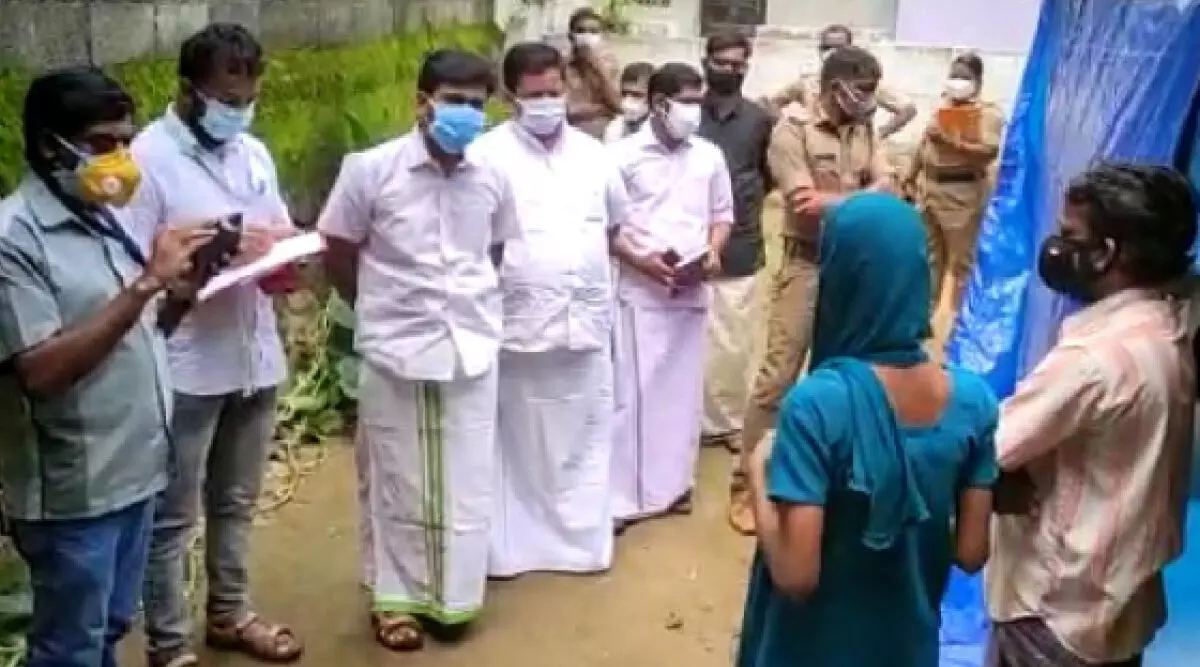 സം​സ്ഥാ​ന യു​വ​ജ​ന ക​മീ​ഷ​ൻ അം​ഗം  അ​ഡ്വ. ടി. ​മ​ഹേ​ഷ്​ അ​യി​ലൂ​രി​ലെ​ത്തി ദമ്പതികളോട്​ സംസാരിക്കുന്നു