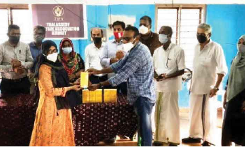 ഓൺലൈൻ പഠനസൗകര്യം: ടി.ഡബ്ല്യു.എ കുവൈത്ത് കമ്മിറ്റി മൊബൈൽ ഫോണുകൾ നൽകി